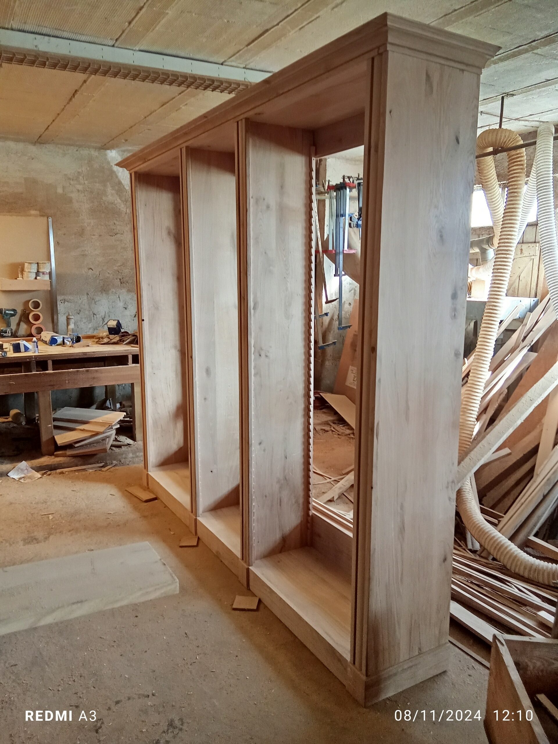 Bibliothèque en bois en cours de fabrication dans l’atelier