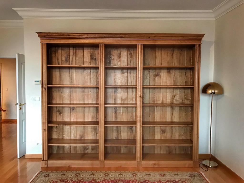 Bibliothèque traditionnelle en bois vue de face