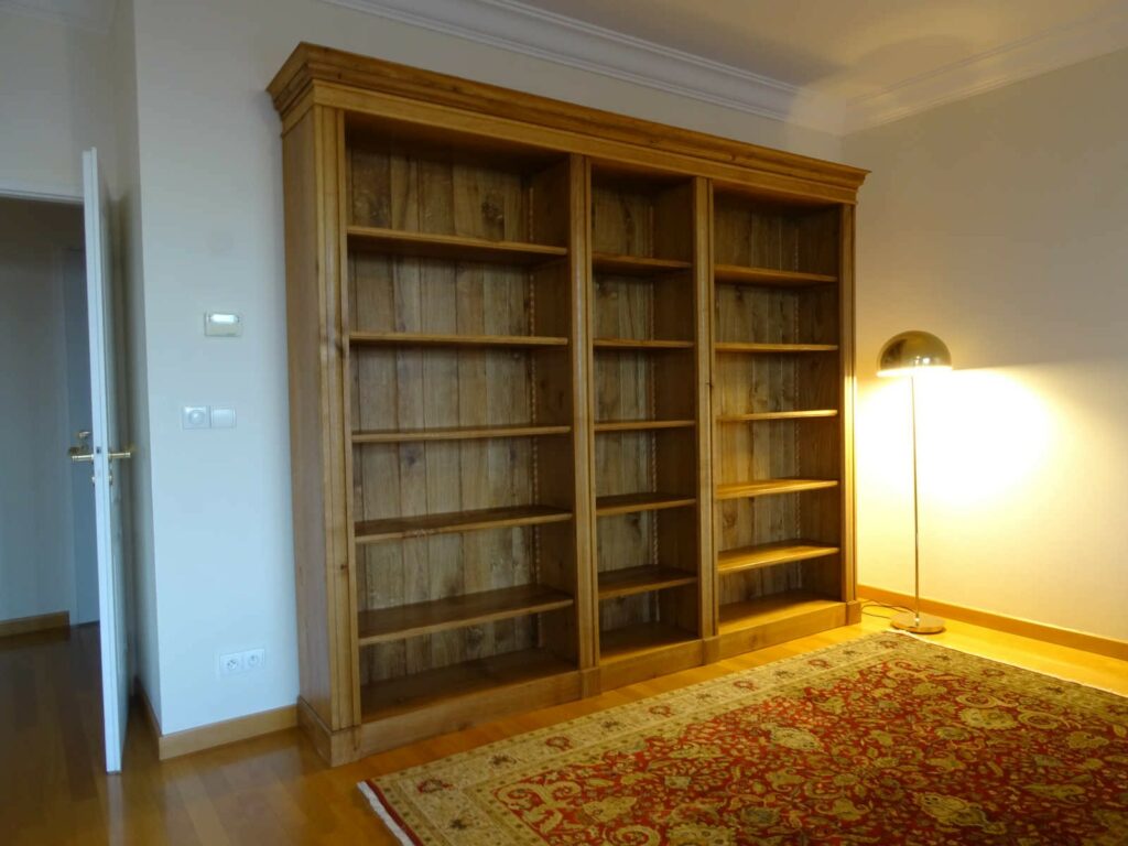 Bibliothèque traditionnelle en bois vue en angle