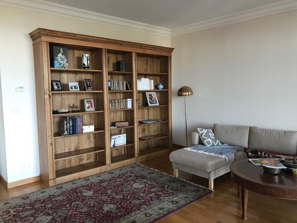 Bibliothèque traditionnelle en bois installée