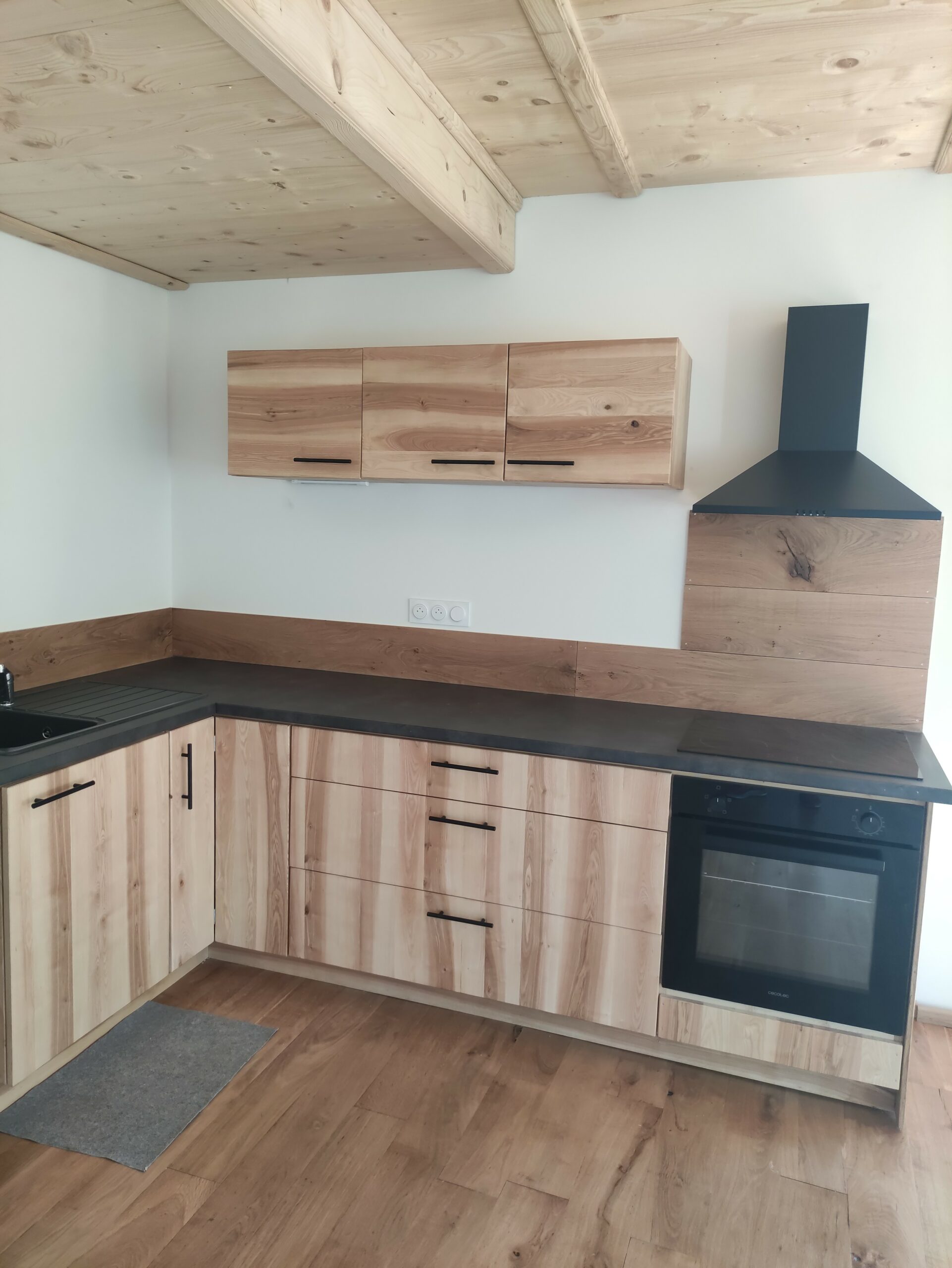 Cuisine frêne vertical — vue 1 — Bois Joli Création