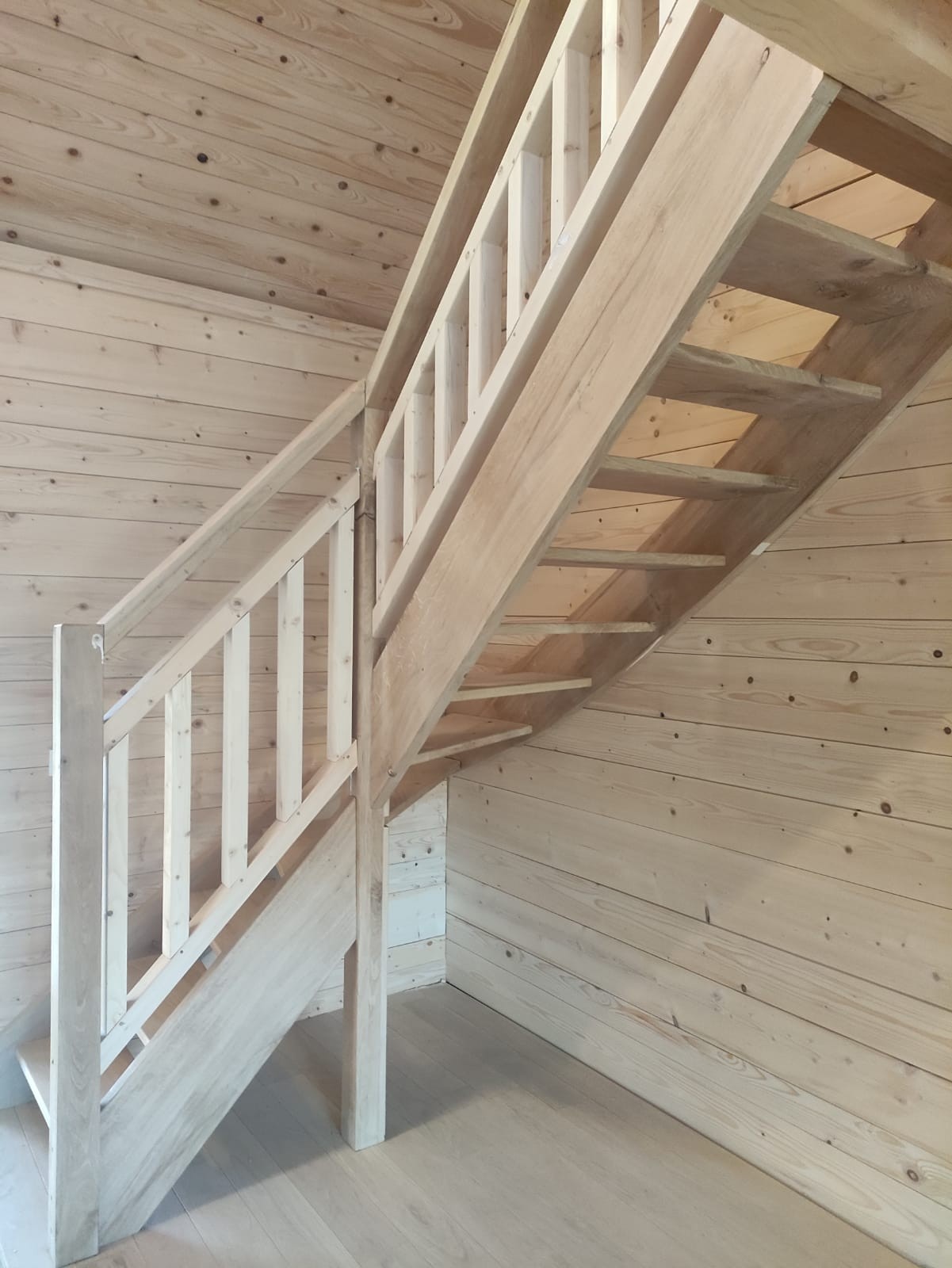 Escalier en chêne et sapin réalisé par Bois Joli Création