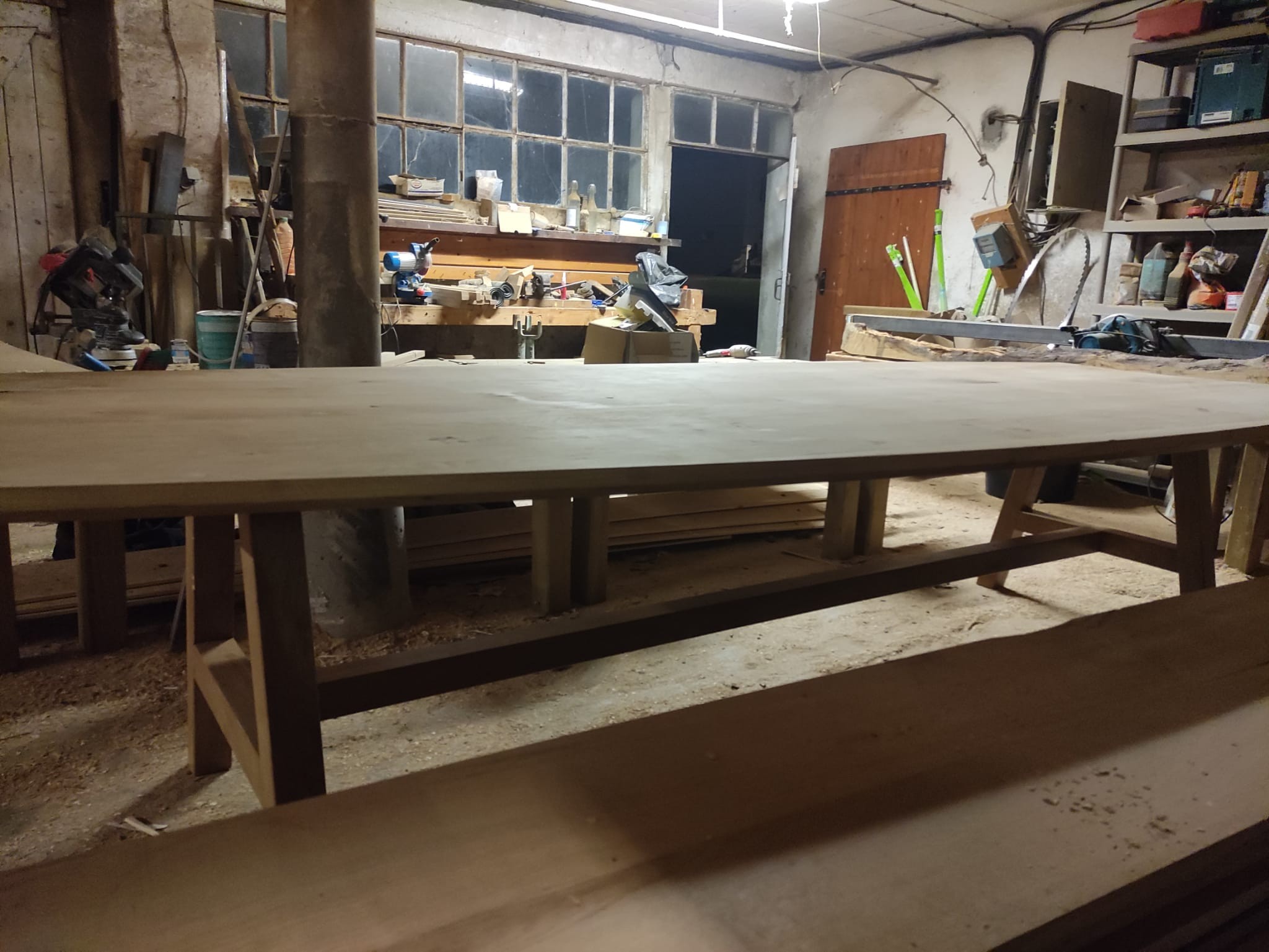 Grande table rectangulaire en bois photographiée dans l’atelier