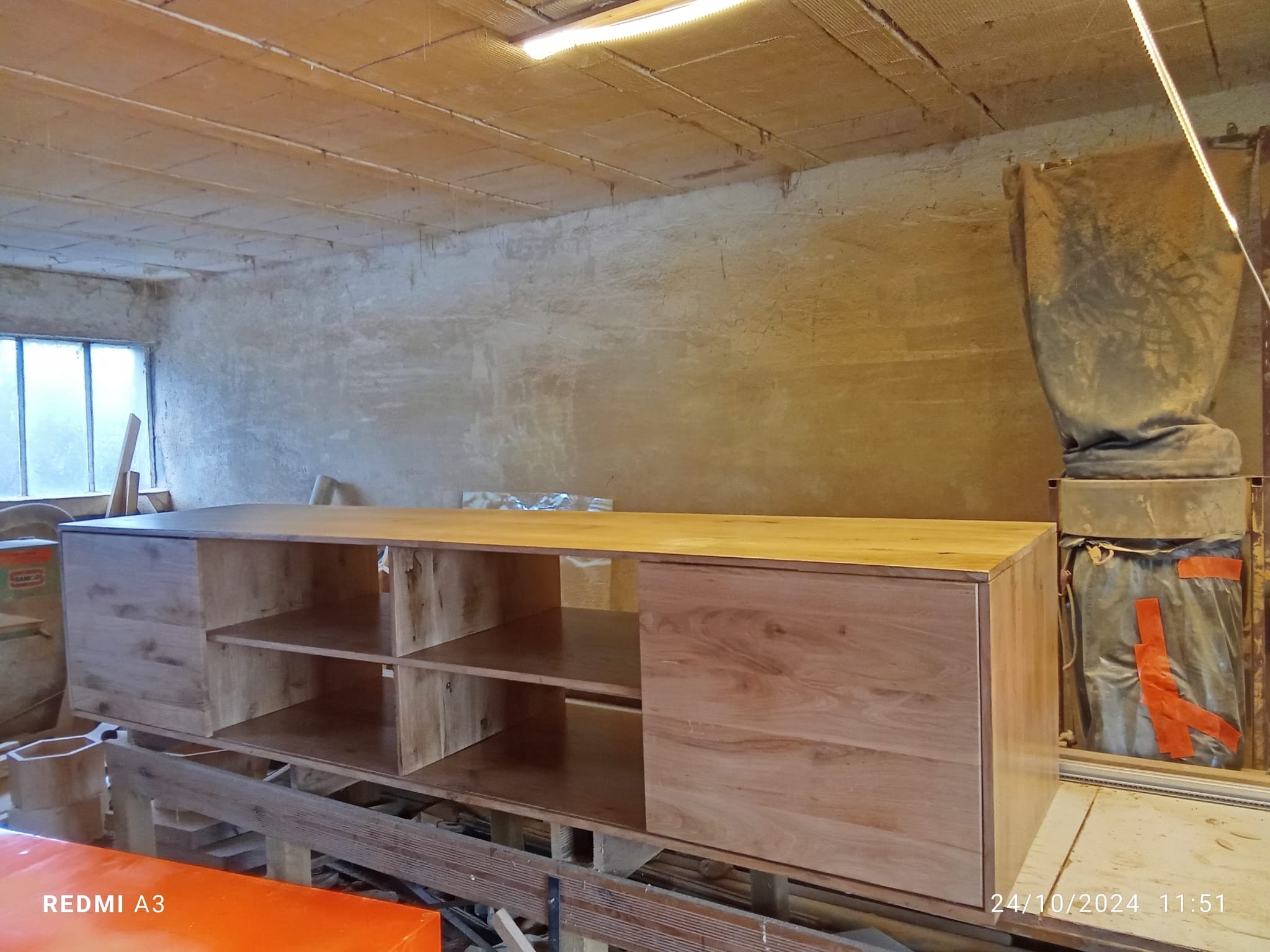 Meuble bas en bois en cours de fabrication dans l’atelier