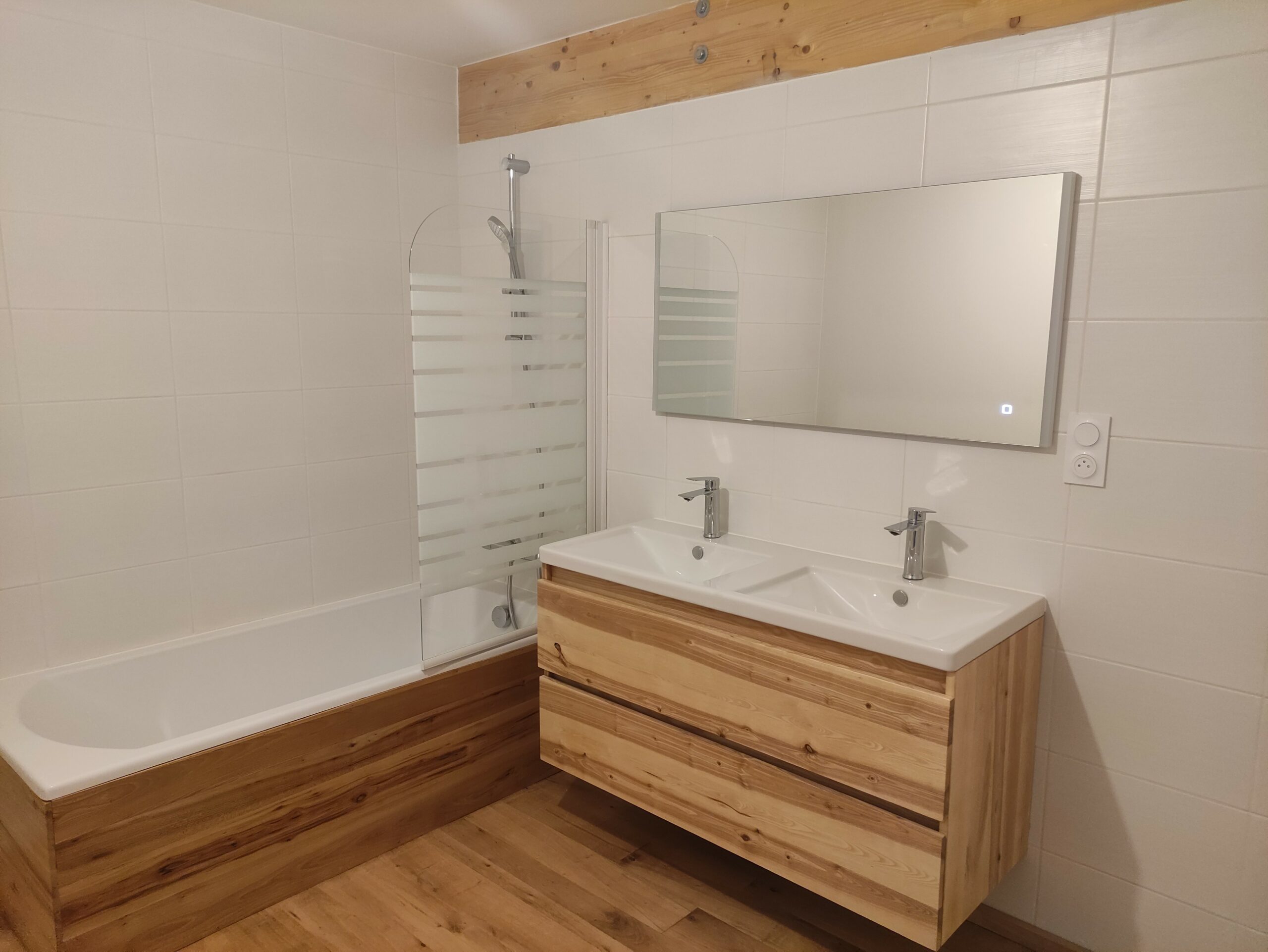 Meuble de salle de bain en bois réalisé par Bois Joli Création