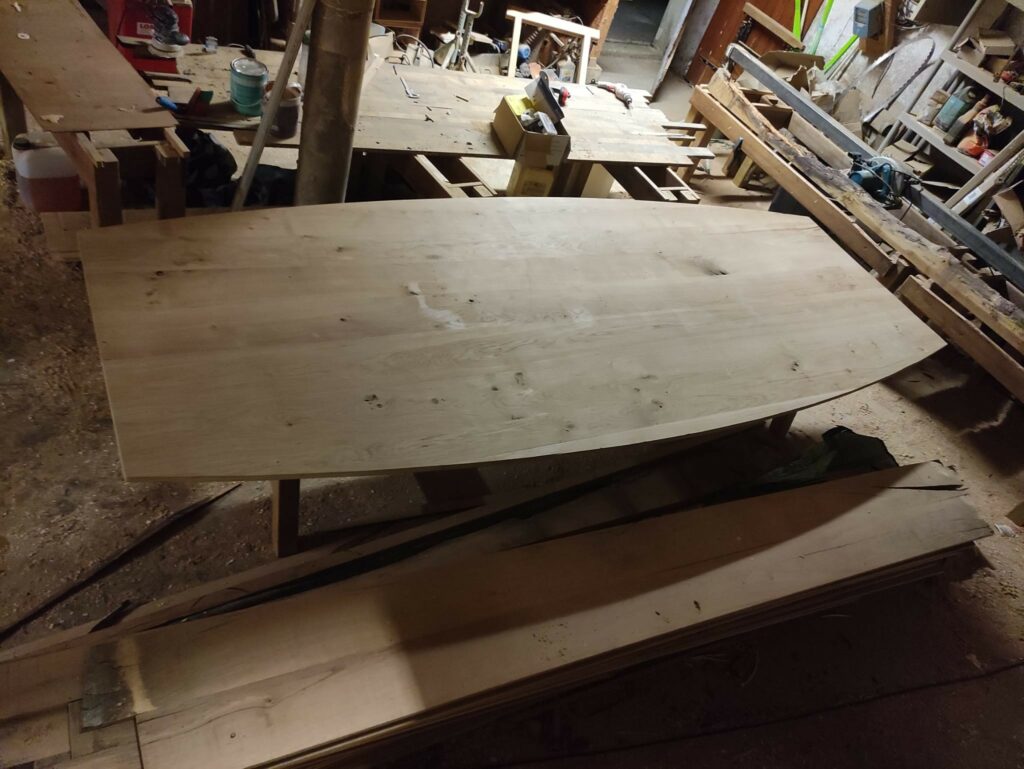 Grand plateau de bois brut posé dans un atelier