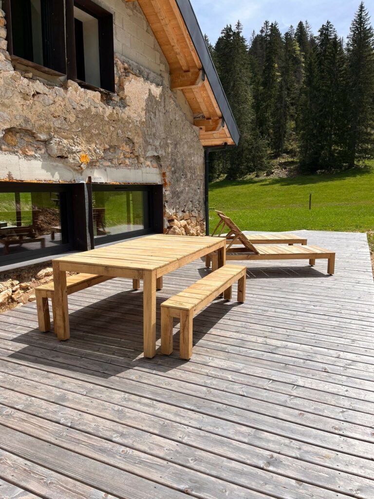Salon de jardin en chêne scié fin avec table et bancs