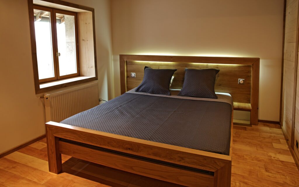 Zeus — lit en bois vu dans la chambre